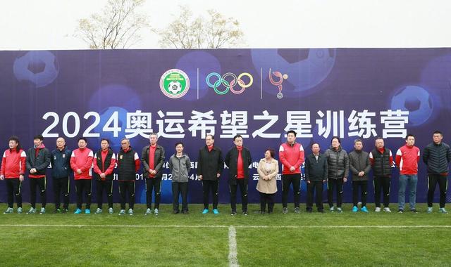 目前阿劳霍与巴萨的合同到2026年到期，违约金10亿欧元。